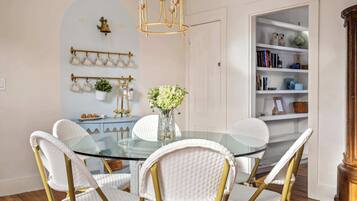 Rumah, Beberapa Tempat Tidur, perapian, pemandangan kebun (The Curator's Retreat) | Tempat makan