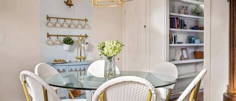 Maison, plusieurs lits, cheminée, vue jardin (The Curator's Retreat) | Restauration