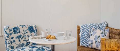 Casa, varias camas, chimenea, vista al jardín (The Curator's Retreat) | Restaurantes