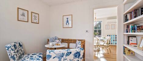 Casa, varias camas, chimenea, vista al jardín (The Curator's Retreat) | Interior