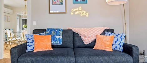 Casa, varias camas, chimenea, vista al jardín (The Curator's Retreat) | Área de sala de estar