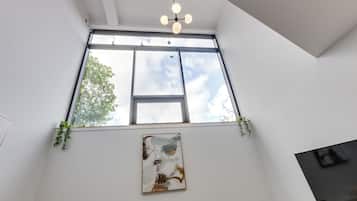 Luksus-loftsrom, 2 soverom | Oppholdsrom | Smart-TV