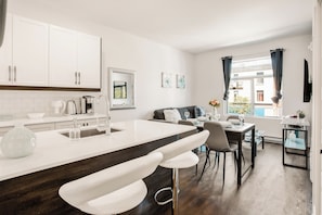 Großer Kühlschrank, Mikrowelle, Herdplatte, Espressomaschine