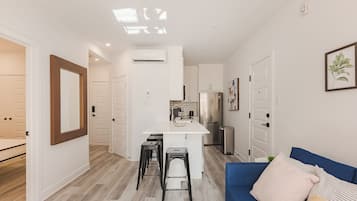 Un apartamento moderno con cocina, comedor y sala de estar.