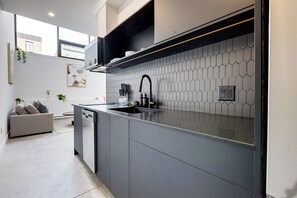Loft Luxe, 2 chambres | Cuisine privée | Grand réfrigérateur, micro-ondes, plaque de cuisson, machine à expresso