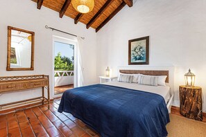 Een strijkplank/strijkijzer, wifi, beddengoed