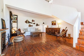 Een televisie en een open haard