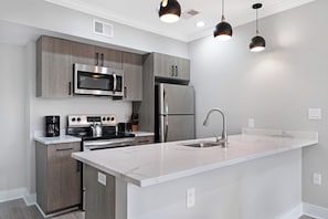 Full-sized fridge, microwave, stovetop, coffee/tea maker - Global Luxury Suites Downtown Charleston (North Charleston)