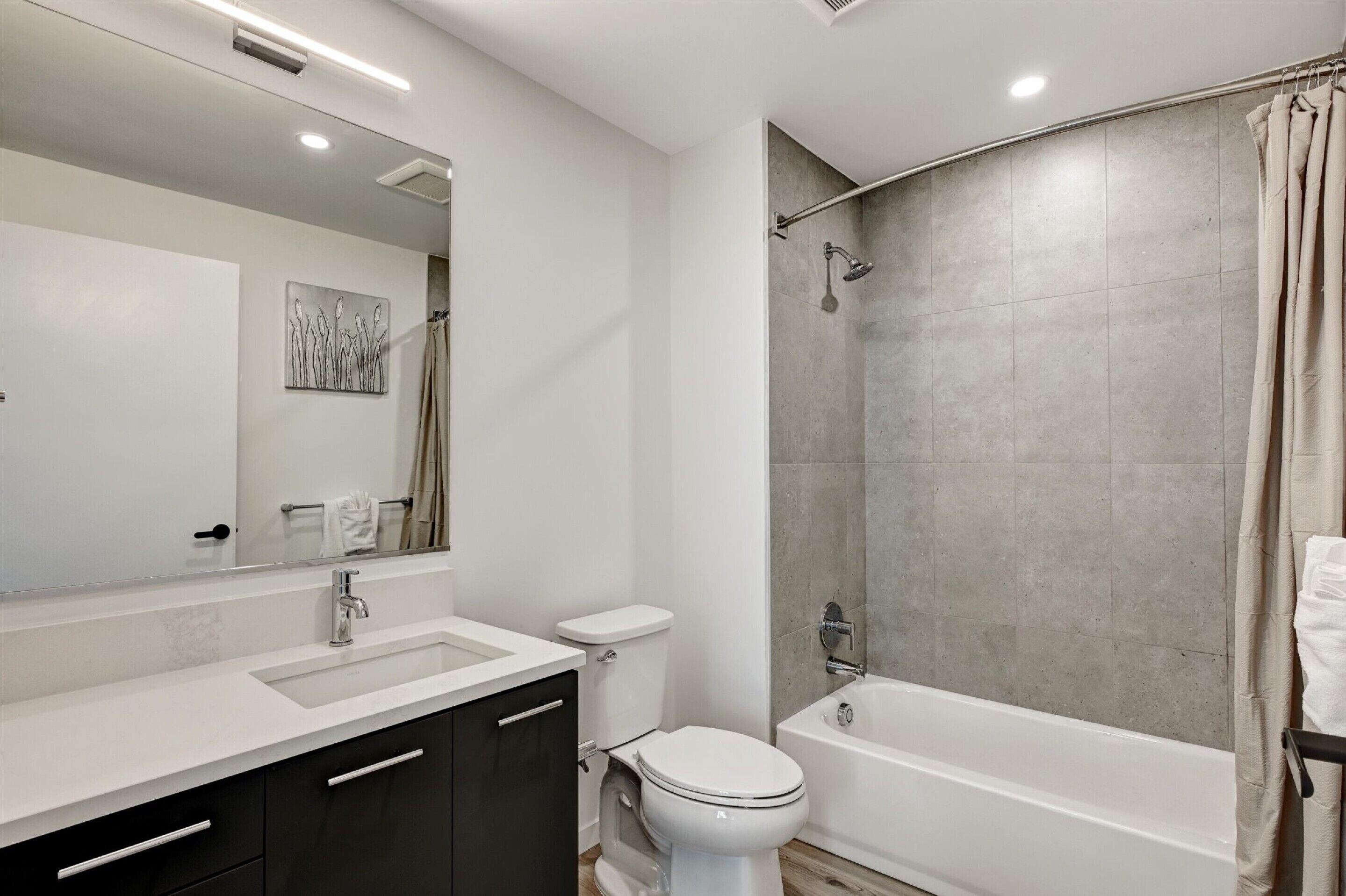 Kombinasi shower/bathtub, pengering rambut, handuk, dan sabun