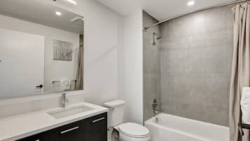 Kombinasi shower/bathtub, pengering rambut, handuk, dan sabun