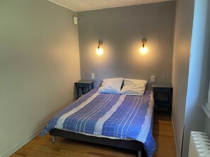 9 habitaciones, tabla de planchar con plancha y cuna de viaje 