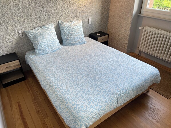 9 makuuhuonetta, silitysrauta/-lauta, vauvan matkasänky