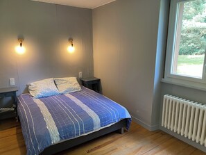 9 habitaciones, tabla de planchar con plancha y cuna de viaje 