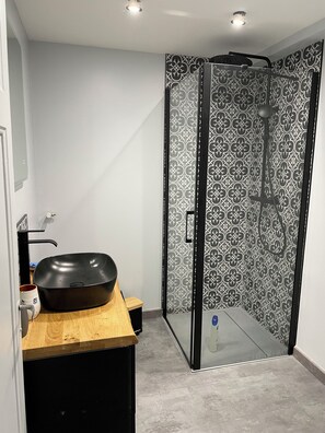 تجهيزات دش، مجففات شعر، مناشف، صابون