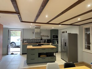 Jääkaappi, mikroaaltouuni, uuni, liesi