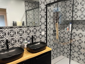 Douche, sĂšche-cheveux, serviettes fournies, savon