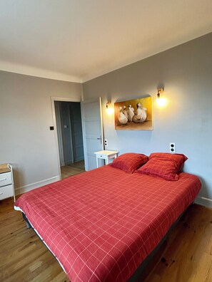 9 habitaciones, tabla de planchar con plancha y cuna de viaje 