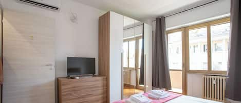 Schreibtisch, laptopgeeigneter Arbeitsplatz, Verdunkelungsvorhänge