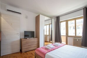 Desk, laptop workspace, blackout drapes, iron/ironing board - VI DOMUS VATICAN MUSEUM GUEST HOUSE ROMA (Rome)