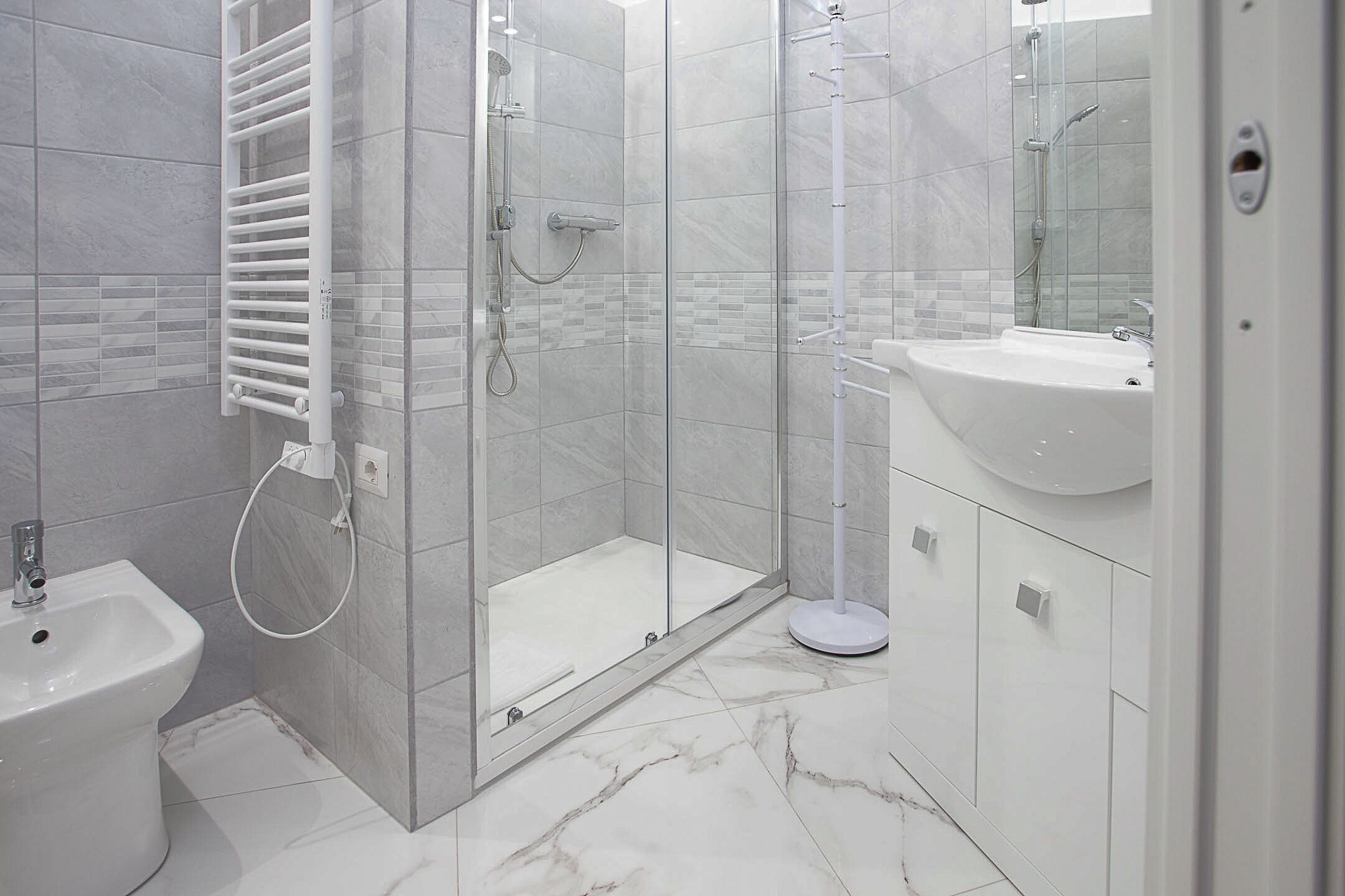 Douche, articles de toilette gratuits, sèche-cheveux