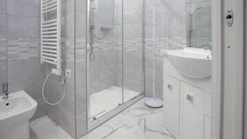 Douche, articles de toilette gratuits, sĂšche-cheveux