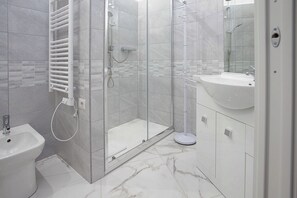 Shower, free toiletries, hair dryer, towels - VI DOMUS VATICAN MUSEUM GUEST HOUSE ROMA (Rome)