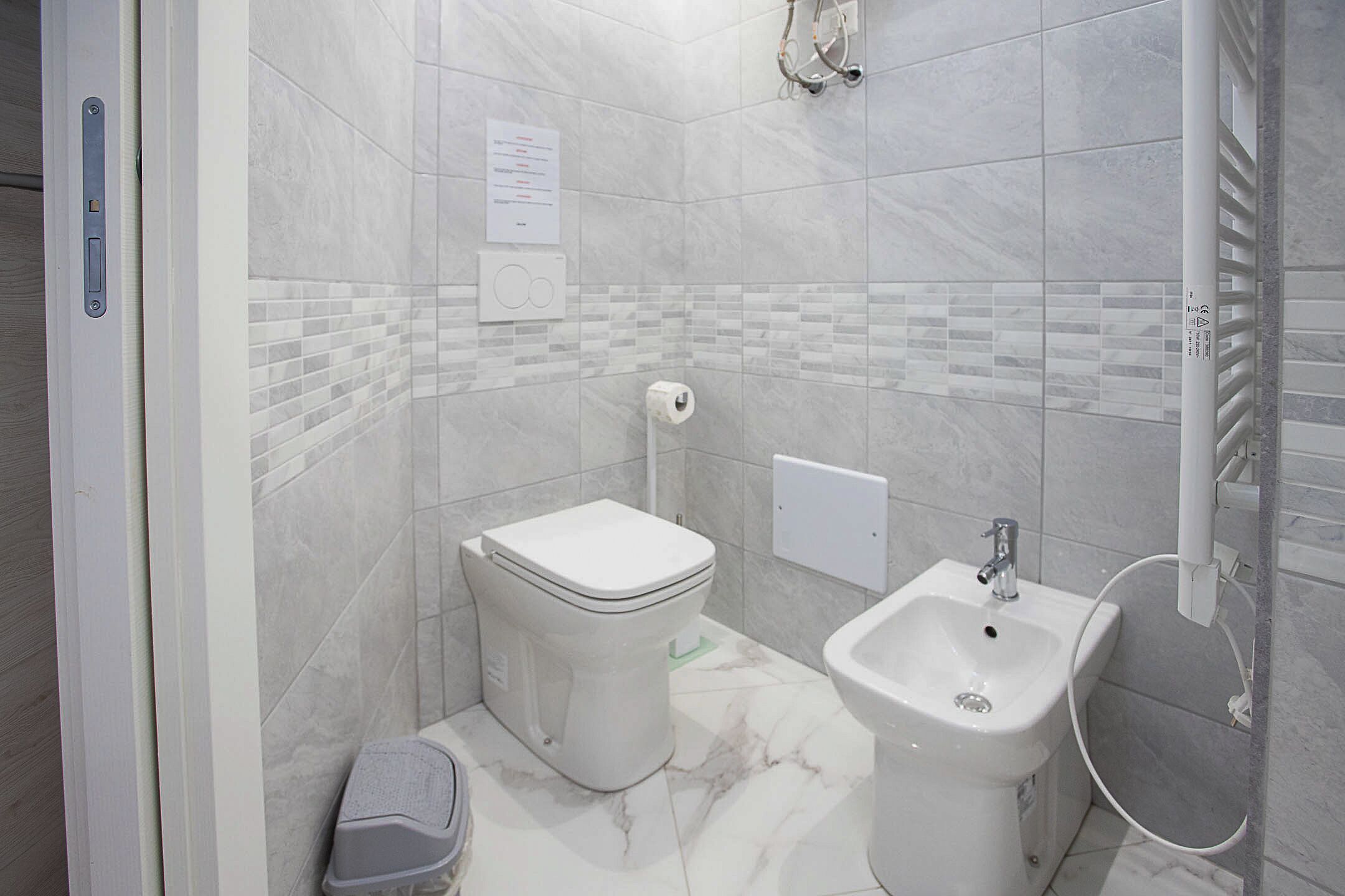 Een douche, gratis toiletartikelen, een haardroger, handdoeken