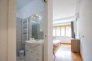 Quarto luxo, sacada, vista para a cidade | Banheiro | Chuveiro, produtos de toalete grátis, secador de cabelo 
