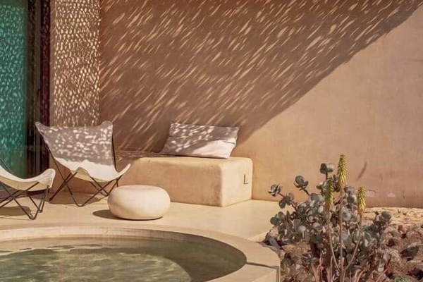 Outdoor spa tub
