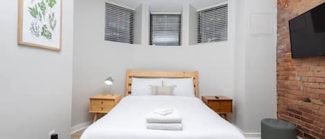 Työpöytä, silitysrauta/-lauta, Wi-Fi, vuodevaatteet