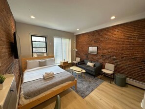 Een bureau, een strijkplank/strijkijzer, wifi, beddengoed