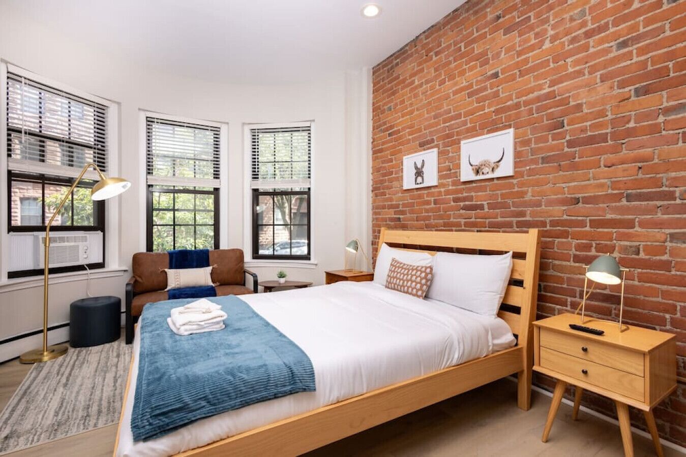 Desk, iron/ironing board, WiFi, bed sheets