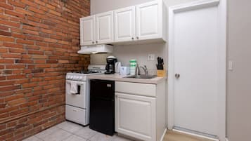 Een oven, een kookplaat, een vaatwasser