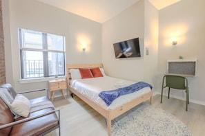 Desk, iron/ironing board, WiFi, bed sheets - Delightful South End Studio (Boston)