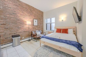 Desk, iron/ironing board, WiFi, bed sheets - Delightful South End Studio (Boston)