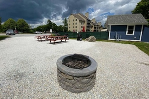 Outdoor dining - The Birchstone- Pool, Hot tub, Near Bike Park (Killington)