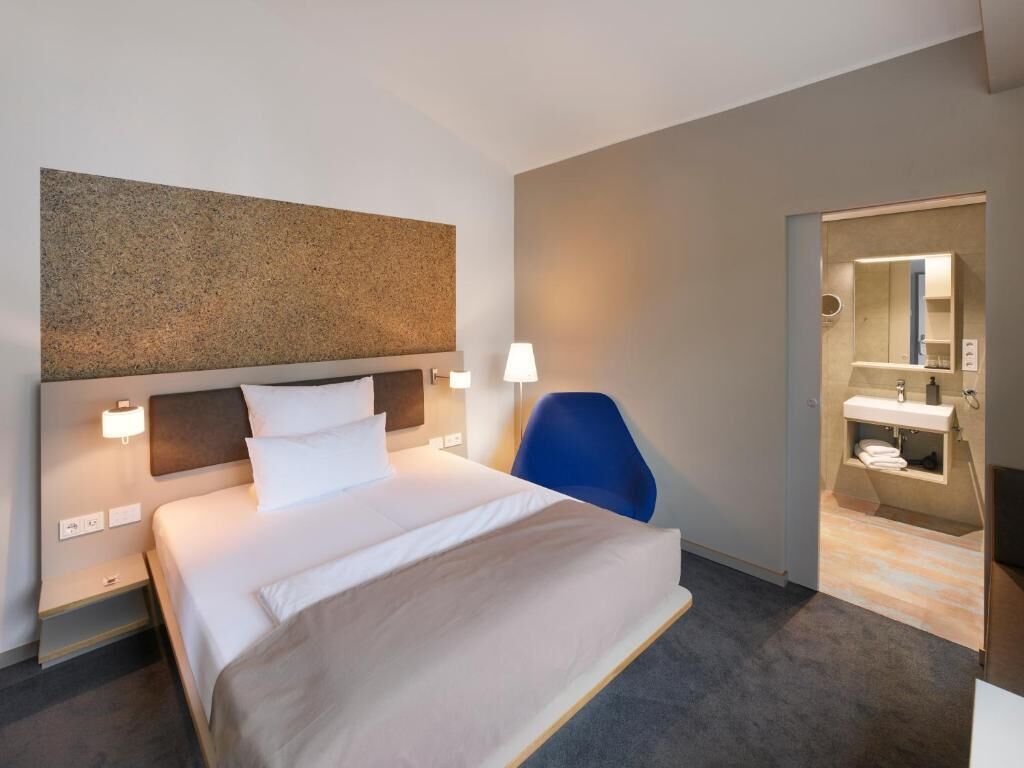 Basic Double Room | In-room safe, soundproofing, iron/ironing board, free WiFi