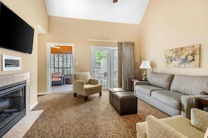 TV, fireplace, DVD player - Spacious 3-bedroom Powhatan Resort Townhome in peaceful Williamsburg, VA (Williamsburg)