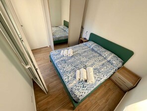 Tabla de planchar con plancha y ropa de cama 