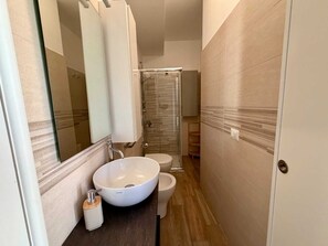 Shower, hair dryer, towels, soap - Brolo (ME), beachfront apartment with private parking. (BROLO)