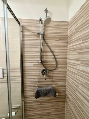 Shower, hair dryer, towels, soap - Brolo (ME), beachfront apartment with private parking. (BROLO)