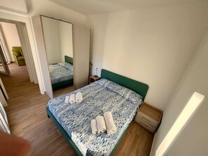 1 多间卧室、熨斗/熨衣板、床单