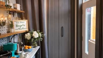 Tägliches inbegriffenes kontinentales Frühstück