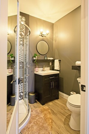 Baño | Regadera, amenidades de baño gratuitas, secadora de cabello, toallas 