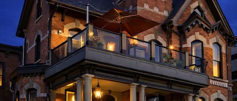 Vista frontal de la propiedad