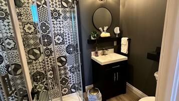 Luksus-værelse | Badeværelse | Bruser, gratis toiletartikler, hårtørrer, håndklæder