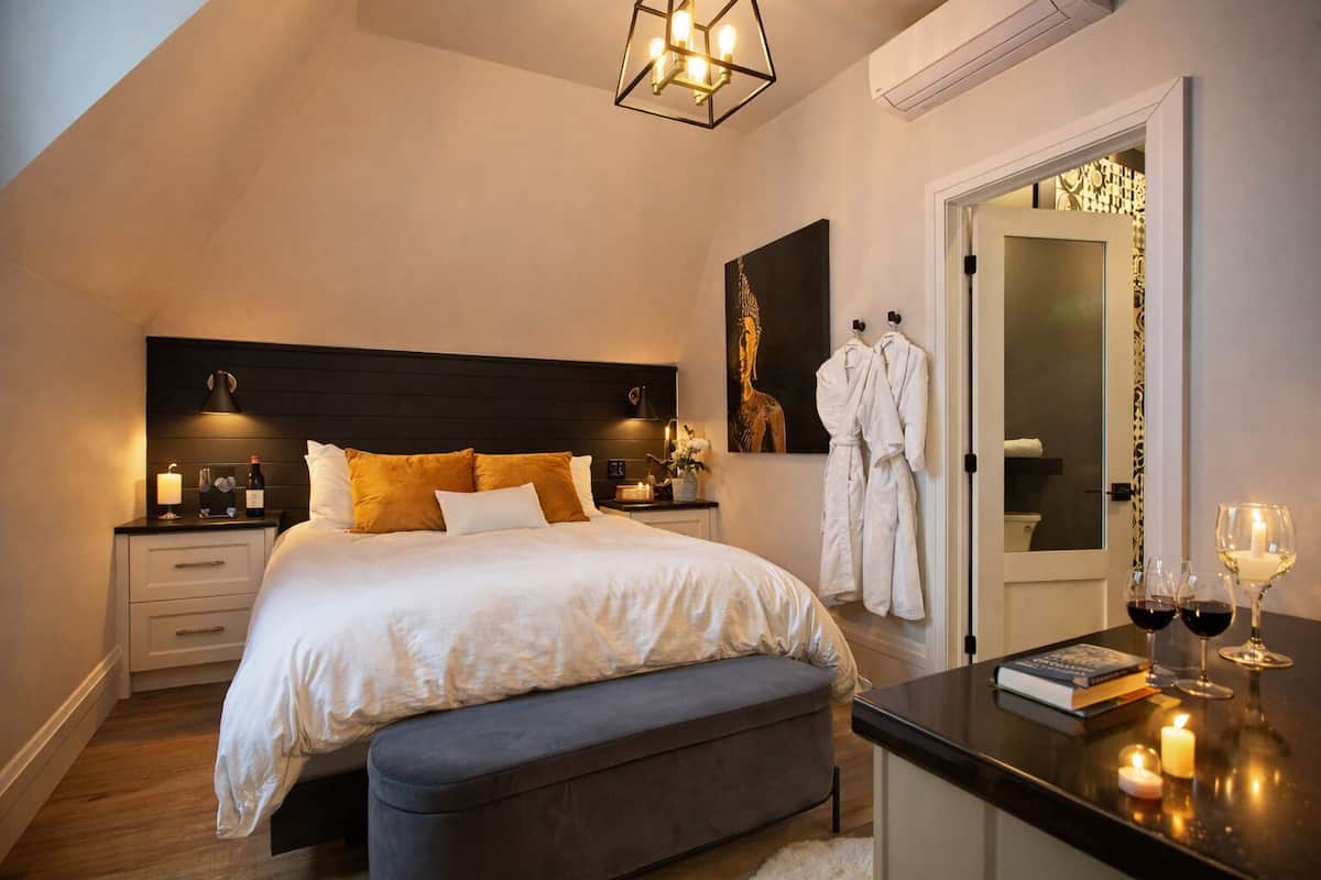 Habitación de lujo | Cortinas blackout, insonorización y tabla de planchar con plancha