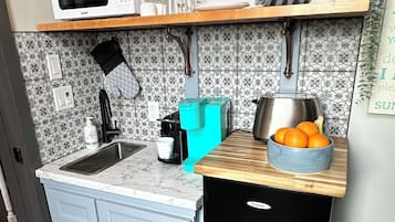 Habitació de luxe | Cuina privada | Frigorífic petit i utensilis de cuina, vaixella i coberteria