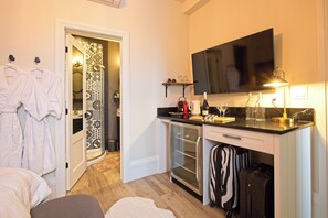 Luxury Single Room | Blackout drapes, soundproofing, iron/ironing board, free WiFi - WidowsPeak B&B (Brockville)