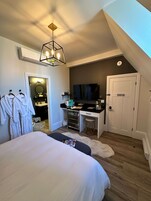 Luxury Room | Blackout drapes, soundproofing, iron/ironing board, free WiFi